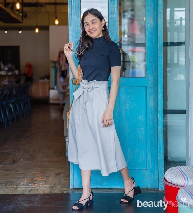 gadis yang memiliki paras imut ini berusia 21 tahun