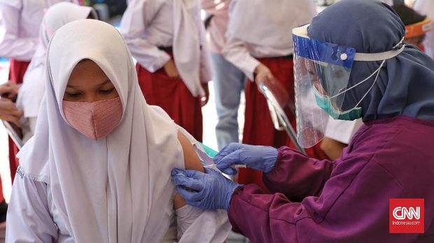 Dokter memberikan vaksin HPV 1  untuk siswa perempuan Sekolah Dasar Negeri Tebet Timur 07 di Kantor Kelurahan Tebet Timur, Selasa, 25 Agustus 2020. Kegiatan ini bagian dari bulan imunisasi anak sekolah (bias) yang diberikan dua kali dalam satu tahun yaitu di bulan Agustus dan November. CNNIndonesia/Safir Makki