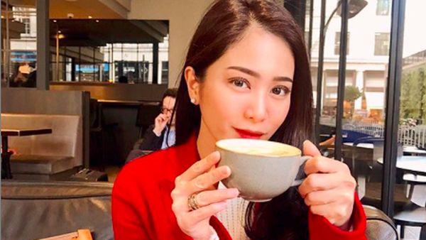 Pesona Bunga Zainal Saat Kulineran, Cantiknya Awet!