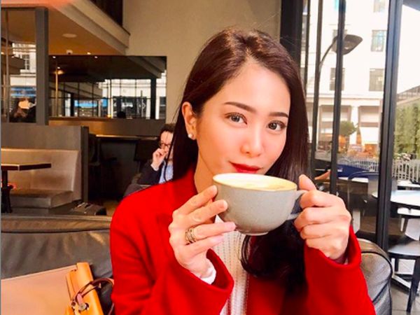 Pesona Bunga Zainal Saat Kulineran, Cantiknya Awet!