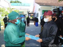 Pemkab Banyuwangi Serahkan Insentif Rp 3,9 M ke Tenaga Kesehatan COVID-19