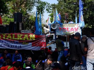 Tolak Omnibus Law, Ratusan Buruh Demo di Gedung Sate Tolak Omnibus Law, Ratusan Buruh Demo di Gedung Sate