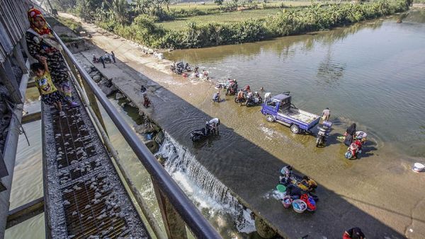 Kemarau, Warga Mencuci dan Mandi di Sungai Cileungsi Bogor