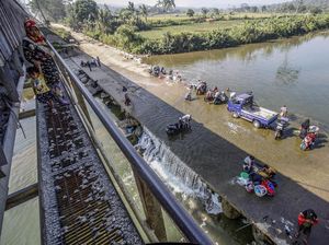 Kemarau, Warga Mencuci dan Mandi di Sungai Cileungsi Bogor