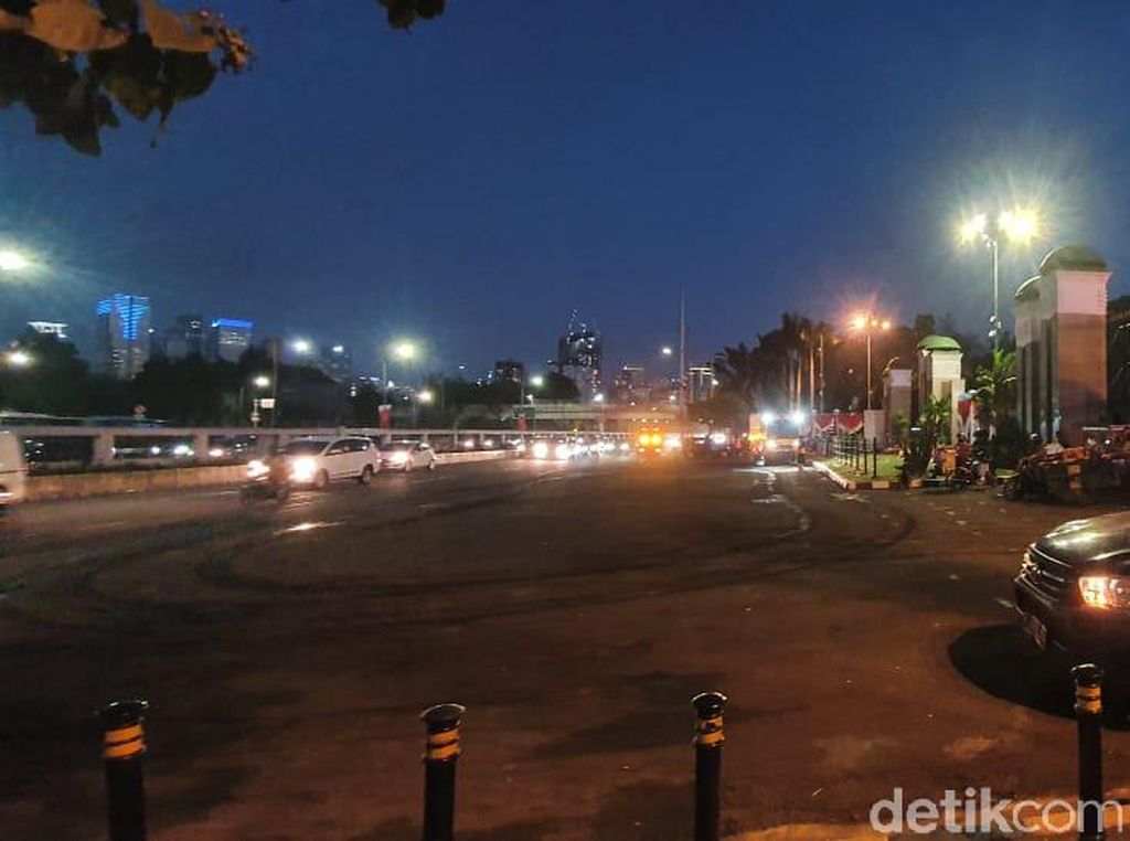 Massa Mahasiswa di Depan DPR Bubar, Lalin Jalan Gatsu Kembali Normal Massa Mahasiswa di Depan DPR Bubar, Lalin Jalan Gatsu Kembali Normal