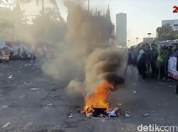 Video Aksi Bakar Ban Mahasiswa Penolak Omnibus Law di DPR