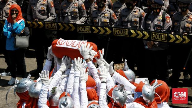 Dalam aksi Konfederasi Serikat Pekerja Indonesia (KSPI) di depan Gedung DPR RI, buruh mengusung dua tuntutan. Tolak Omnibus Law dan tolak PHK dampak dari COVID-19. Jakarta. Selasa (25/8/2020). Aksi di Jakarta  diikuti puluhan ribu buruh di DPR RI. Bersamaan dengan aksi di Jakarta, aksi juga serentak dilakukan di berbagai daerah dengan mengusung isu yang sama.CNN Indonesia/Andry Novelino