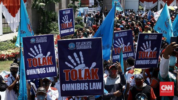 In the action of the Confederation of Indonesian Workers' Unions (KSPI) in front of the DPR RI building, the workers raised two demands.  Reject the Omnibus Law and reject the layoffs for COVID-19.  Jakarta.  Tuesday (8/25/2020).  The action in Jakarta was attended by tens of thousands of workers in the Indonesian Parliament.  Simultaneously with the action in Jakarta, the action was also carried out simultaneously in several regions with the same problem.  CNN Indonesia / Andry Novelino