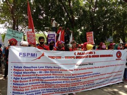 Buruh Demo Tolak Omnibus Law di Depan DPRD Sumut, Lalin Dialihkan