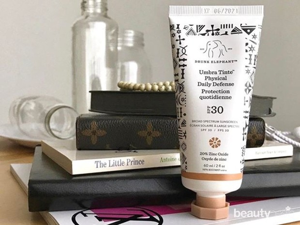 salah satu tinted suncreen 2020 yang wajib coba adalah Drunk Elephant Umbra Tinte Physical Daily Defense Sunscreen SPF 30