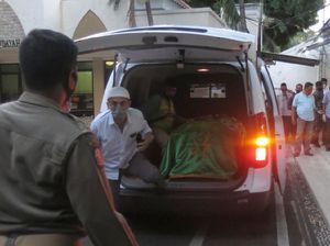 2 Warga Tanpa Hazmat Dampingi Jenazah Plt Bupati Sidoarjo Akan Ditracing 2 Warga Tanpa Hazmat Dampingi Jenazah Plt Bupati Sidoarjo Akan Ditracing