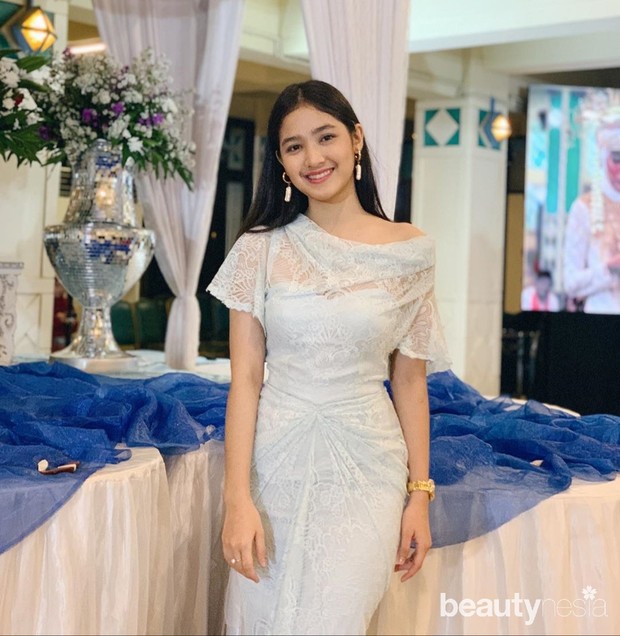 , Cut Syifa tampak elegan dengan dress simple berwarna putih.