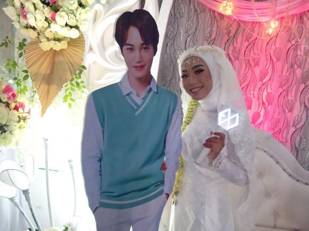 7 Foto Pernikahan Unik Fan Girl K-Pop yang Viral karena Serba EXO 7 Foto Pernikahan Unik Fan Girl K-Pop yang Viral karena Serba EXO