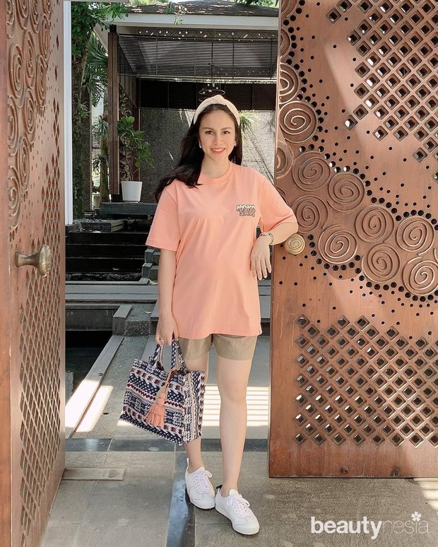 https://www.instagram.com/therealmomogeisha/ Momo Geisha sering mengunggah foto OOTD yang menunjukkan baby bump. Ia tampak cantik serta modis.