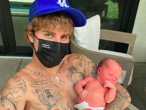 Justin Bieber Gendong Bayi, Dwayne Johnson Bantu Doa