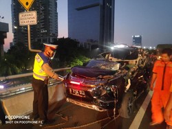 Pengemudi Mengantuk, Mobil Minibus Seruduk Truk di Km 10 Tol Slipi