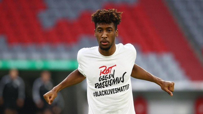 MUNICH, GERMANY - JUNE 10: Kingsley Coman of Bayern Munich warms up in a t-shirt supporting the Black Lives Matter movement during the DFB Cup semifinal match between FC Bayern Muenchen and Eintracht Frankfurt at Allianz Arena on June 10, 2020 in Munich, Germany. (Photo by Kai Pfaffenbach/Pool via Getty Images)