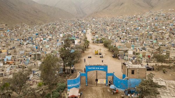 Potret Komplek Pemakaman Massal Corona di Peru