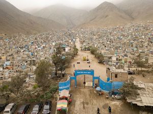 Potret Komplek Pemakaman Massal Corona di Peru