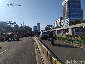 Massa Demo Masih Bertahan di Depan DPR, Lalin Jalan Gatsu Hanya Lewat Busway