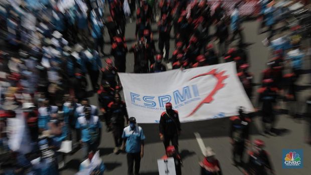 Konfederasi Serikat Buruh Indonesia (KSPI) demo di depan Gedung DPR RI. (CNBC Indonesia/Muhammad Sabki)