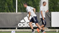 Dua bek senior Juventus, Leonardo Bonucci dan Giorgio Chiellini. Mereka kini dilatih Pirlo, yang dulu merupakan rekan setim. Foto: Juventus.com