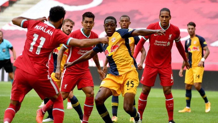 Liverpools Brazilian midfielder Roberto Firmino and Salzburgs Zambian midfielder Enock Mwepu (C) vie for the ball during the friendly test match Liverpool v FC Salzburg in Salzburg, Austria on August 25 2020. (Photo by BARBARA GINDL / APA / AFP) / Austria OUT
