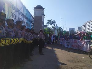 Mahasiswa Tiba di Depan Gedung DPR, Massa Buruh Bubar Mahasiswa Tiba di Depan Gedung DPR, Massa Buruh Bubar