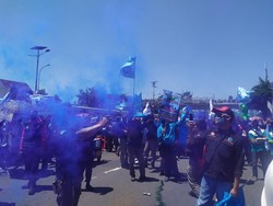 Massa Buruh Tolak Omnibus Law Bakar Flare di Depan Gedung DPR