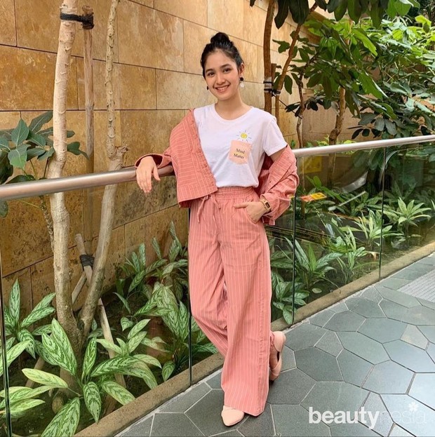 Saat mengawali kariernya di dunia hiburan usianya saat itu masih belia yaitu diumur 8 tahun.