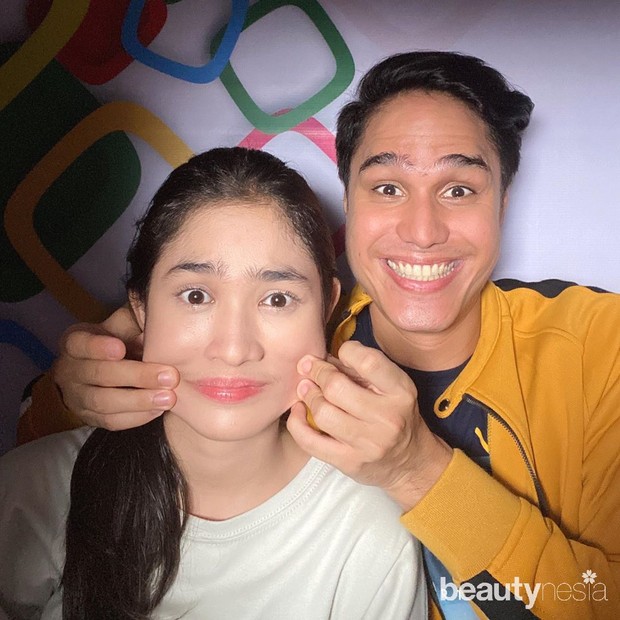 saja lawan mainnya dalam sinetron ‘Samudra Cinta”, Mischa Chandrawinata, mencubit gemas pipi aktris cantik tersebut.