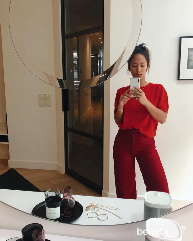 Pemilihan warna outfit merah yang cocok dipakai kulit sawo matang bikin tampilan makin cerah dan segar.