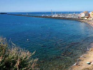 Hampir 150 Orang Telanjang di Resor Nudis Prancis Terinfeksi Corona