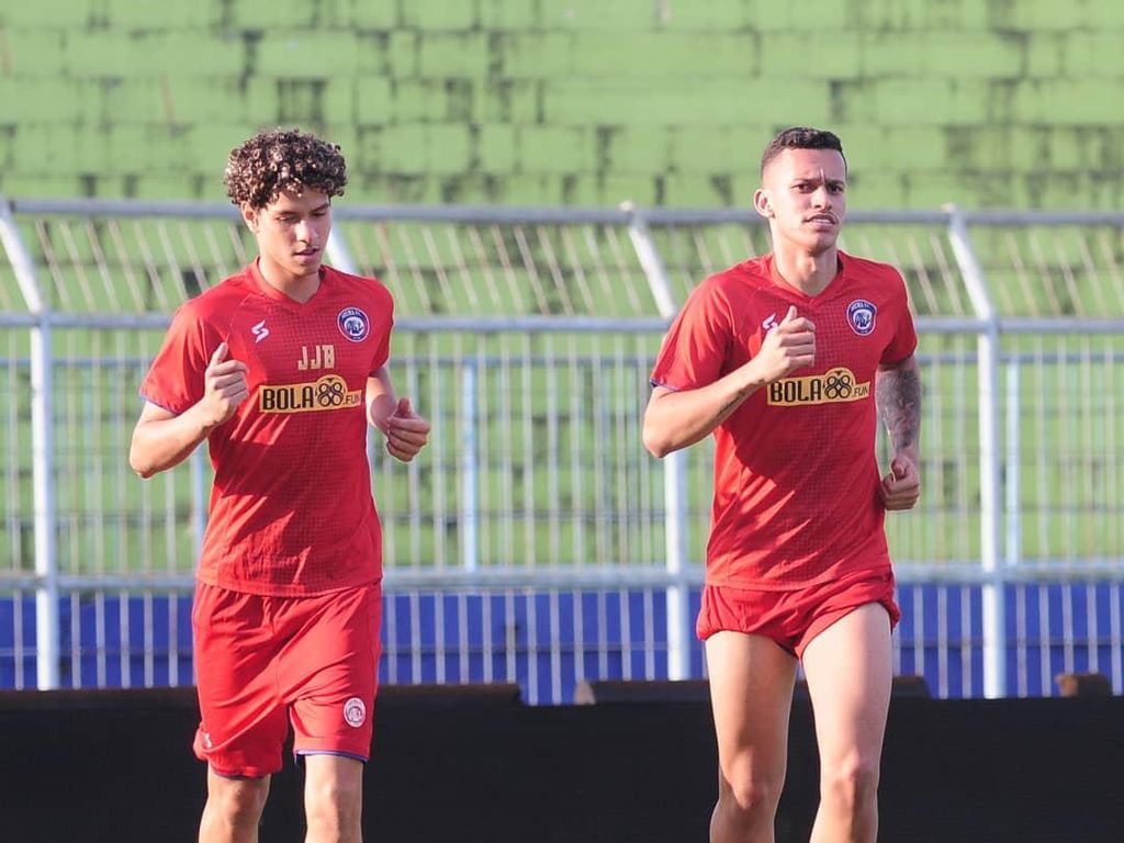 Pedro dan Hugo, Pemain Arema Asal Brasil Ini Cicipi Nasi Goreng Pedro dan Hugo, Pemain Arema Asal Brasil Ini Cicipi Nasi Goreng