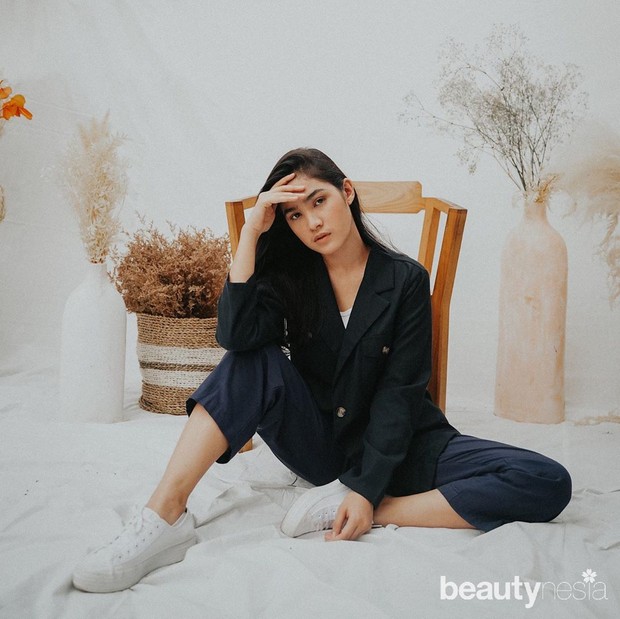 Cut Syifa juga pandai bergaya di depan kamera. Hal ini terbukti saat dirinya melakukan pemotretan sebuah brand.