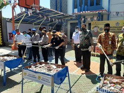 Bea Cukai Probolinggo Musnahkan Rokok Ilegal dan Miras Senilai Rp 499 Juta