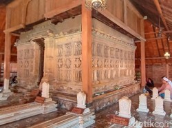 Sudah Pernah Lihat? Begini Penampakan Makam Sunan Kudus Tanpa Kelambu