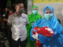 Sesosok Bayi Masih Hidup Ditemukan Terbuang di Depan Rumah Warga Surabaya