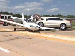 Baru Kali Ini, Ada Pesawat Terbang Ciuman dengan Mobil