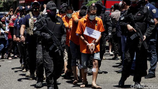 Polisi Bersenjata Kawal Rekonstruksi Penembakan di Kelapa Gading