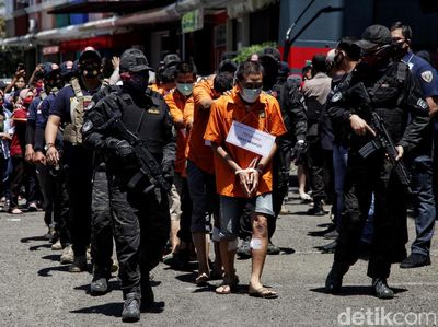 Polisi Bersenjata Kawal Rekonstruksi Penembakan di Kelapa Gading