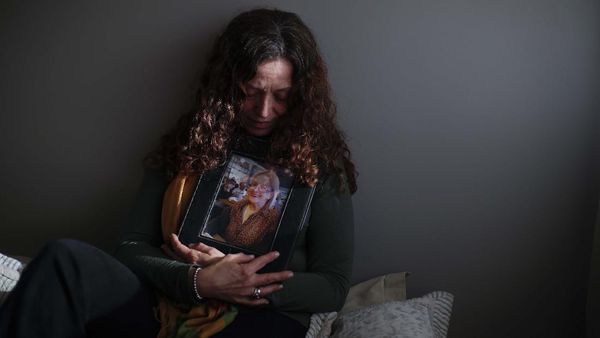 Potret Kesedihan Keluarga Korban COVID-19 di Argentina
