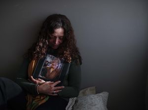 Potret Kesedihan Keluarga Korban COVID-19 di Argentina