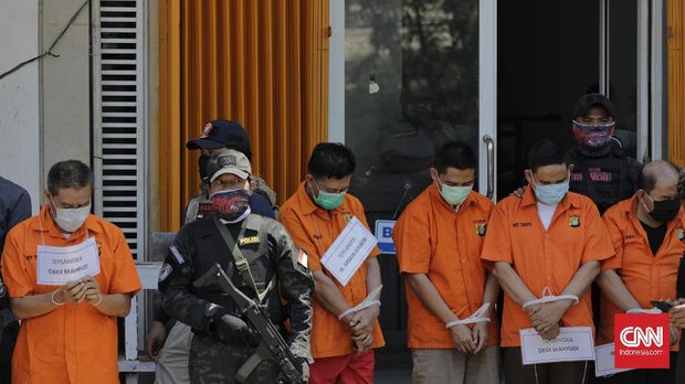 Petugas Kepolisian melakukan rekonstruksi kasus pembunuhan dengan senjata api di Ruko Royal Gading Square. Jakarta, Selasa, 25 Agustus 2020.