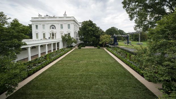 WASHINGTON, DC - AUGUST 22: A view of the recently renovated Rose Garden at the White House on August 22, 2020 in Washington, DC. The Rose Garden has been under renovation since last month and updates to the historic garden include a redesign of the plantings, new limestone walkways and technological updates to the space.   Drew Angerer/Getty Images/AFP
