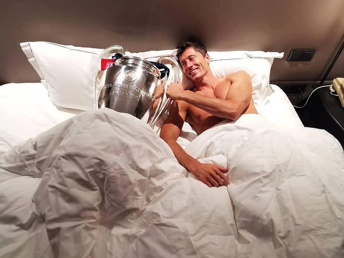 Lewandowski Tidur Sama Trofi Liga Champions, Griezmann Senyum (Instagram/_rl9)