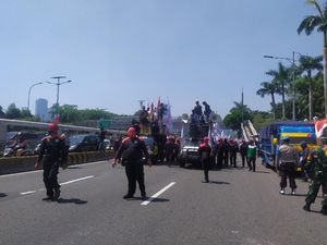Massa Buruh Tolak Omnibus Law Bergerak ke Depan DPR, Jalan Gatsu Ditutup