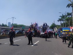 Massa Buruh Tolak Omnibus Law Bergerak ke Depan DPR, Jalan Gatsu Ditutup