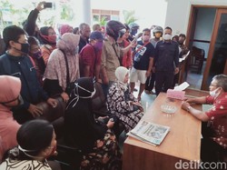 Pemohon Bantuan UMKM Geruduk Rumdin Bupati Klaten, Ada Apa?