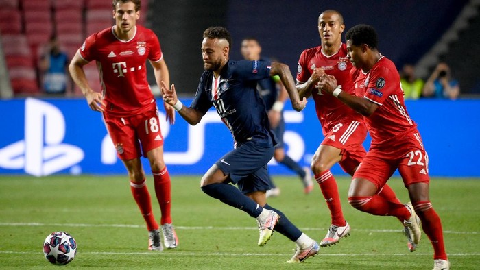 LISBON, PORTUGAL - AUGUST 23: Neymar of Paris Saint-Germain runs with the ball with pressure from Serge Gnabry of FC Bayern Munich during the UEFA Champions League Final match between Paris Saint-Germain and Bayern Munich at Estadio do Sport Lisboa e Benfica on August 23, 2020 in Lisbon, Portugal. (Photo by Lluis Gene/Pool via Getty Images)